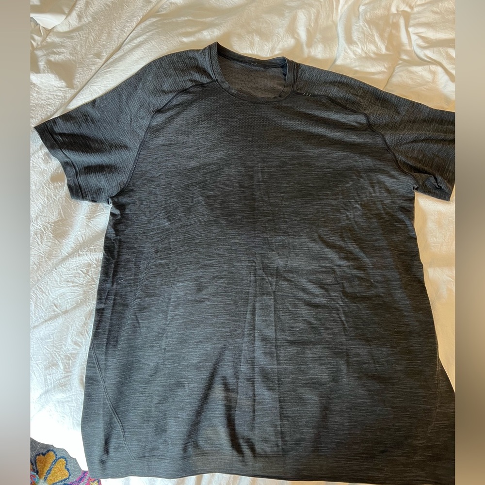 Men’s Lululemon gray, short sleeve shirt